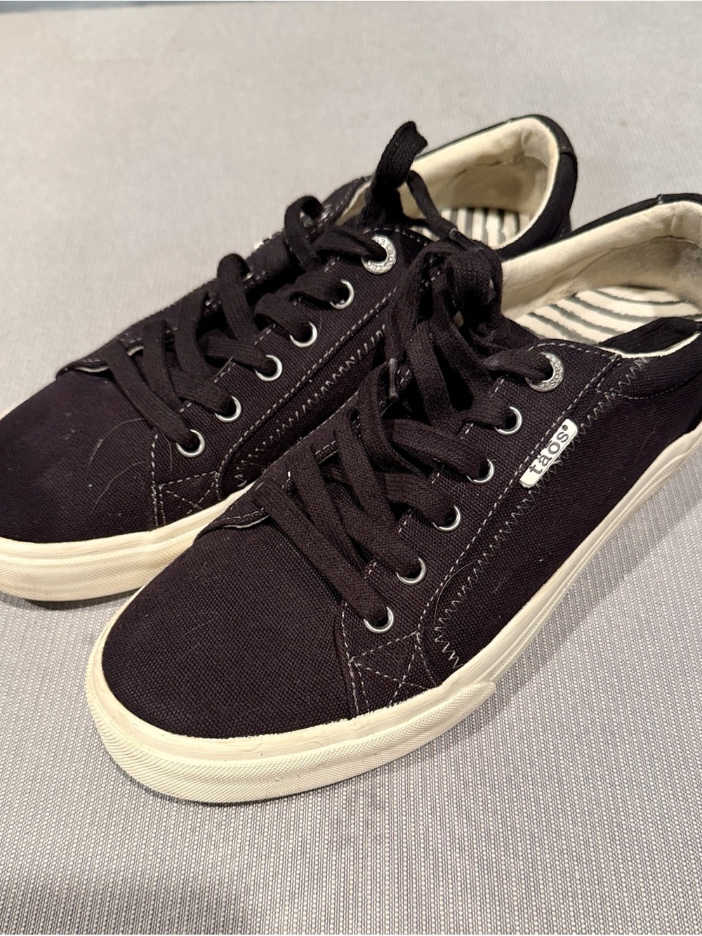 Taos Women’s Black Canvas Low-Top Sneakers size 9